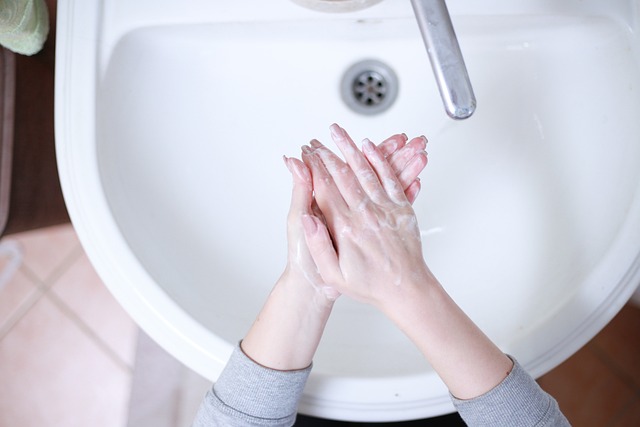 mytí rukou nad umyvadlem